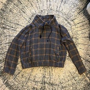 Forever 21 plaid cropped pullover. Size medium.